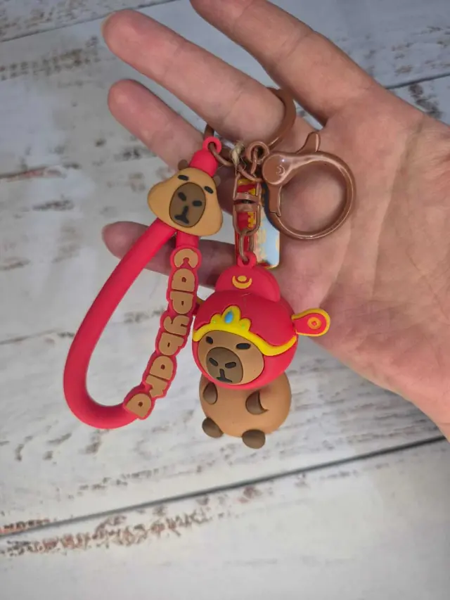 Llavero capibara con detalles rojos