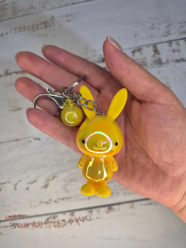Llavero de conejo amarillo