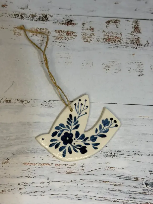 Palomita de cerámica con flores azules