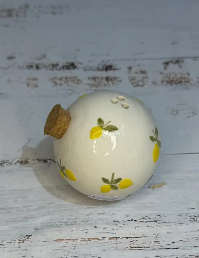 Salero de cerámica con diseño de limón